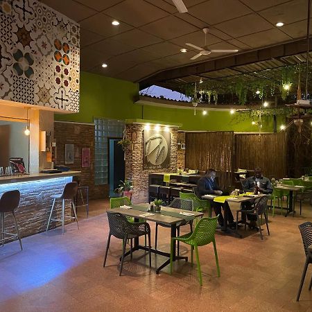 Planet Hotel Hollybum Лубумбаши Экстерьер фото